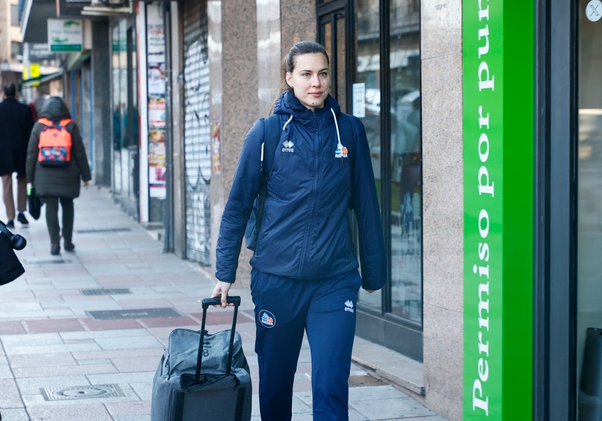 Antonia Delaere, llegando al autobús el lunes para comenzar el viaje a Turquía.