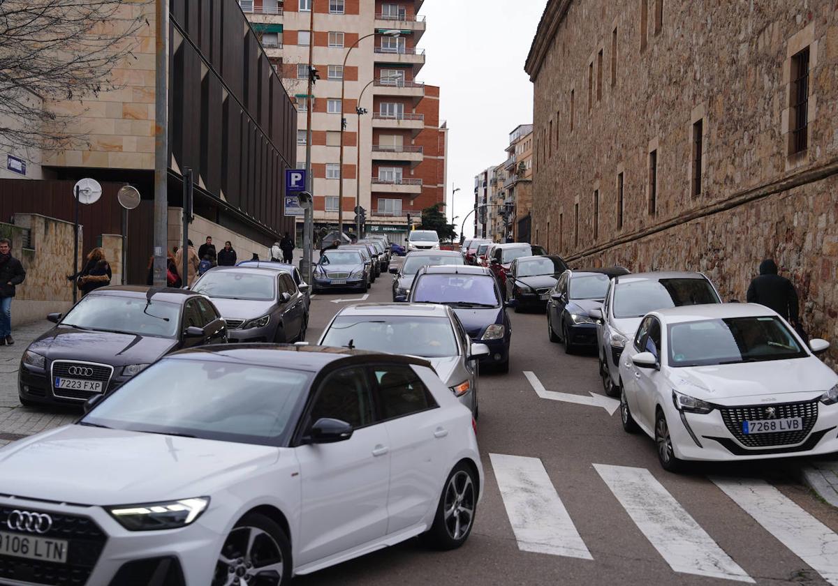 Varios coches mal aparcados en una calle céntrica de Salamanca.