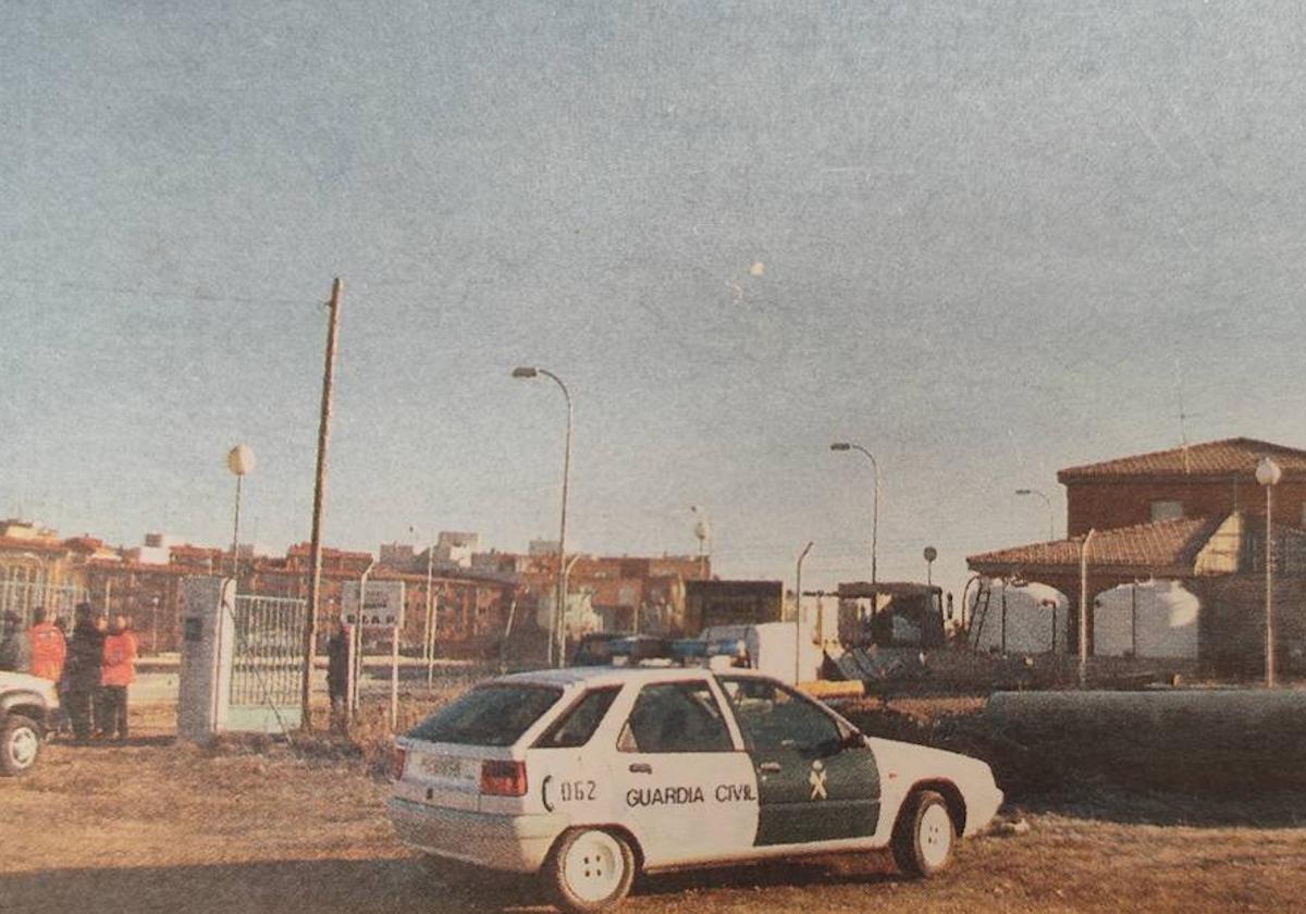 Imagen de un coche de la Guardia Civil en Santa Marta de Tormes en el año 2000.