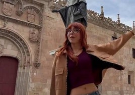 Sandra Moruiz, en uno de los lugares más históricos de Salamanca.