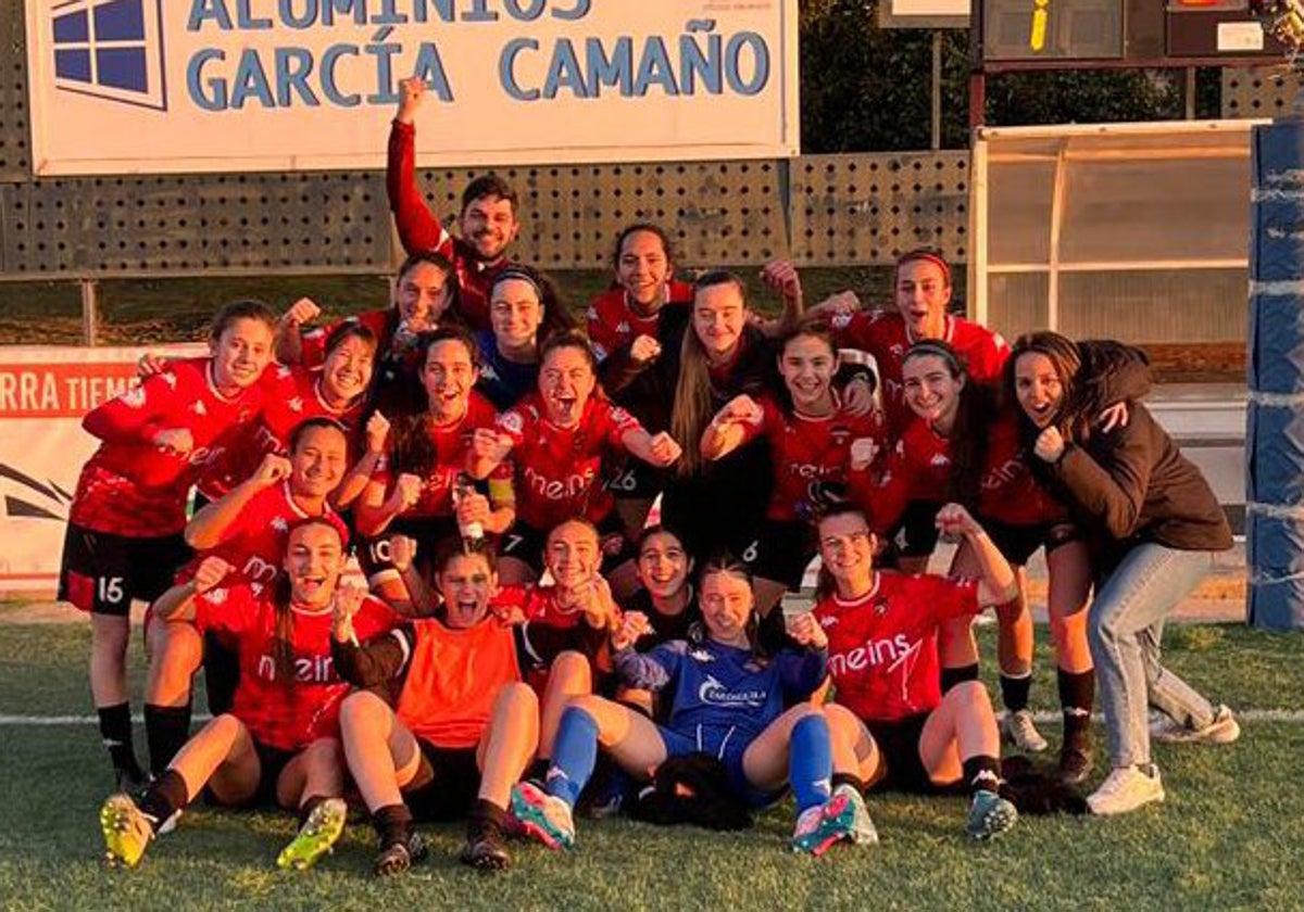 La plantilla del Salamanca FF celebra la victoria ante el cuadro madrileño.