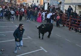 Un joven corre delante del toro durante el evento