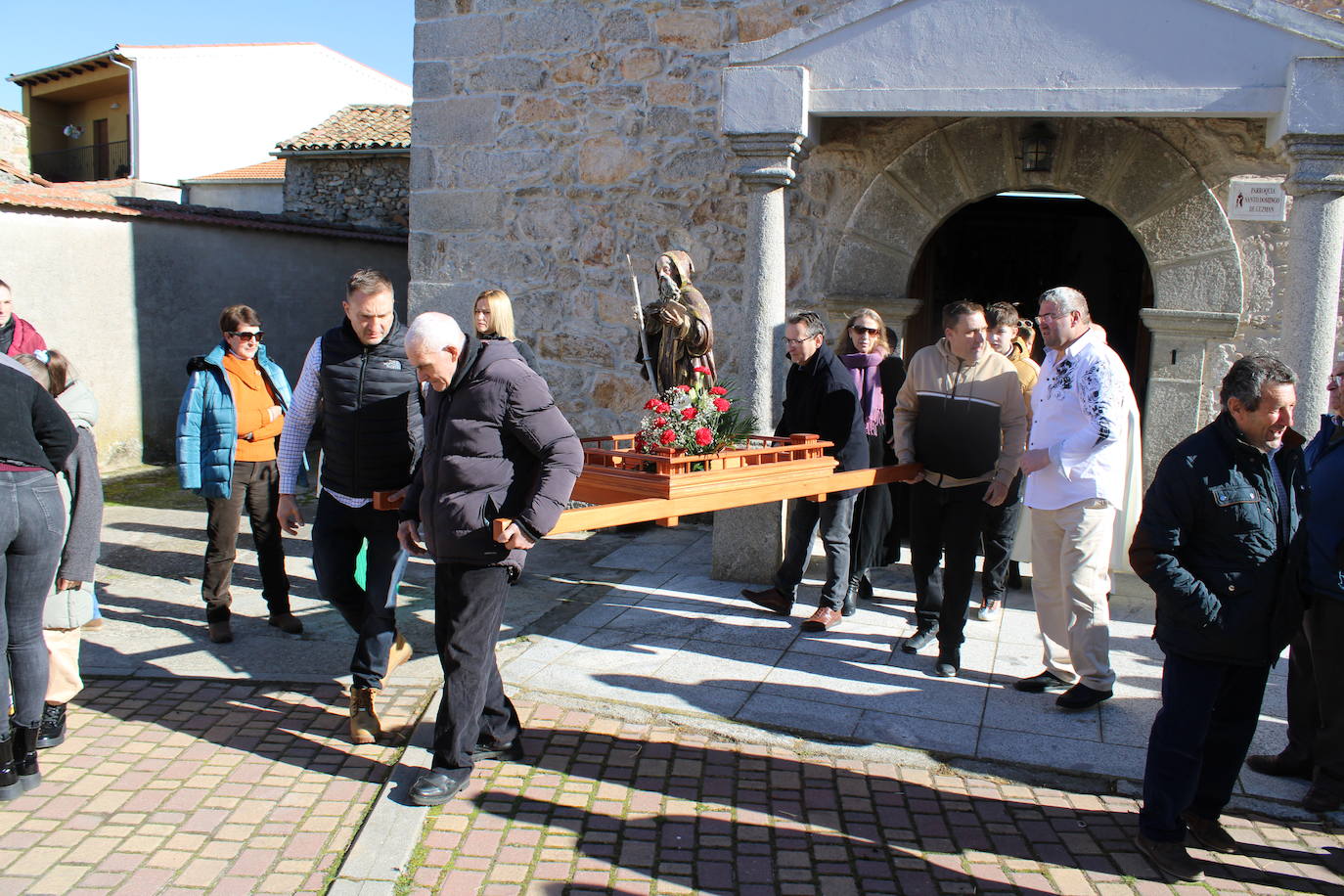 El sol anima la celebración del día de San Antón en Peromingo