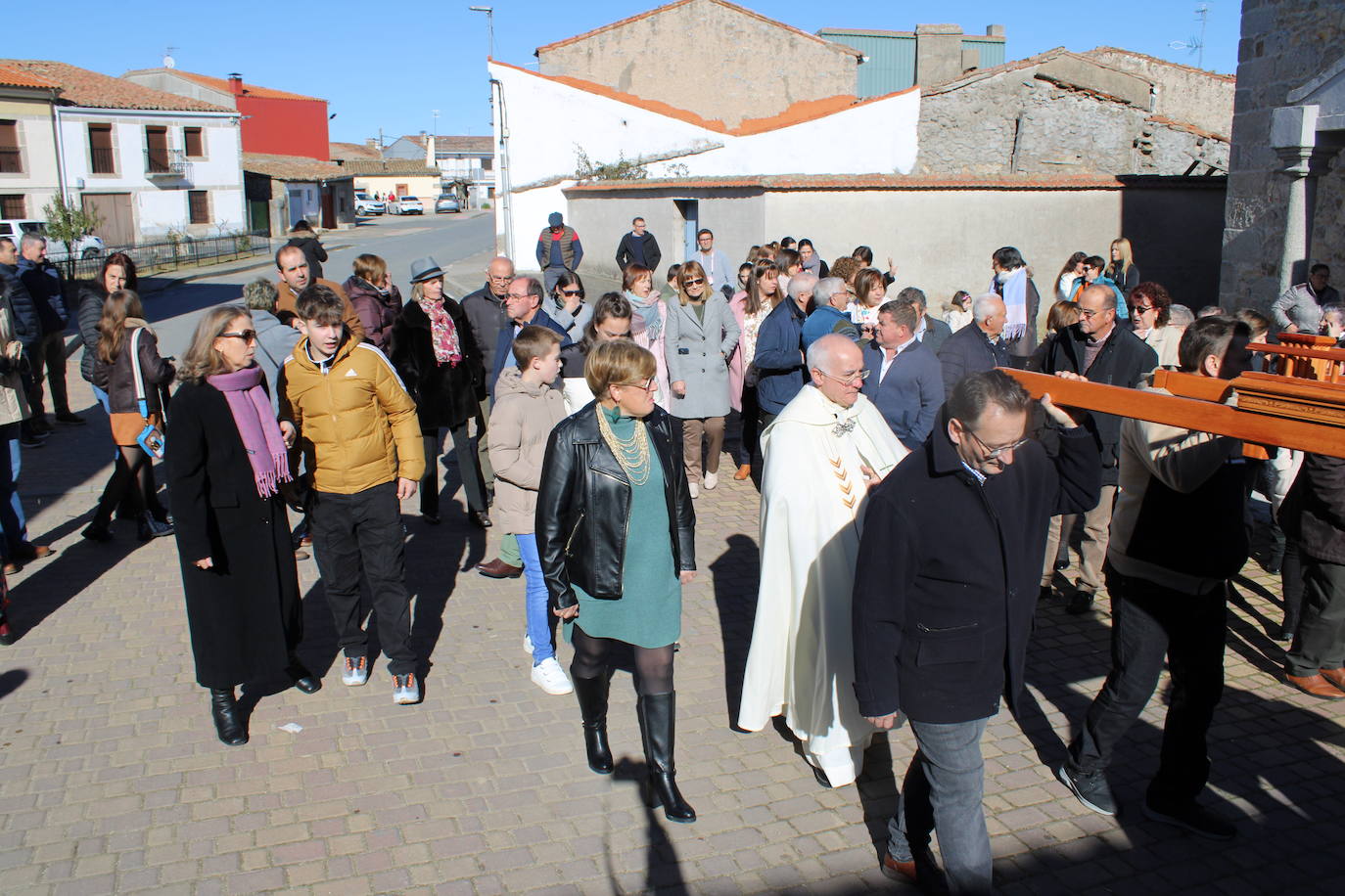 El sol anima la celebración del día de San Antón en Peromingo