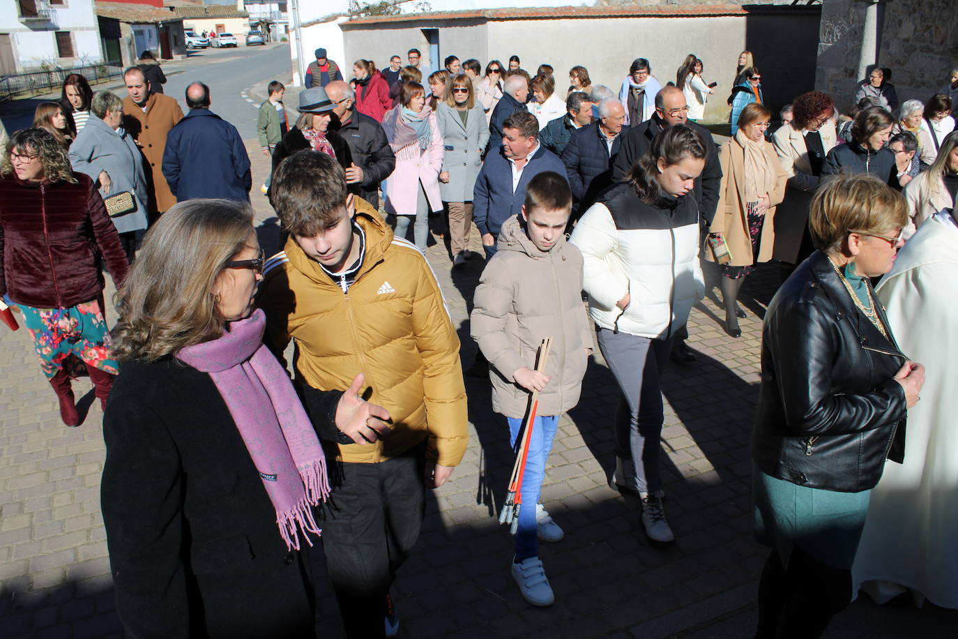 El sol anima la celebración del día de San Antón en Peromingo