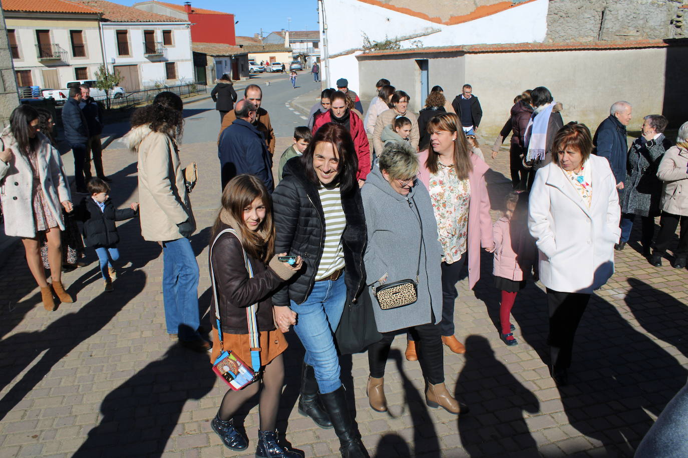 El sol anima la celebración del día de San Antón en Peromingo