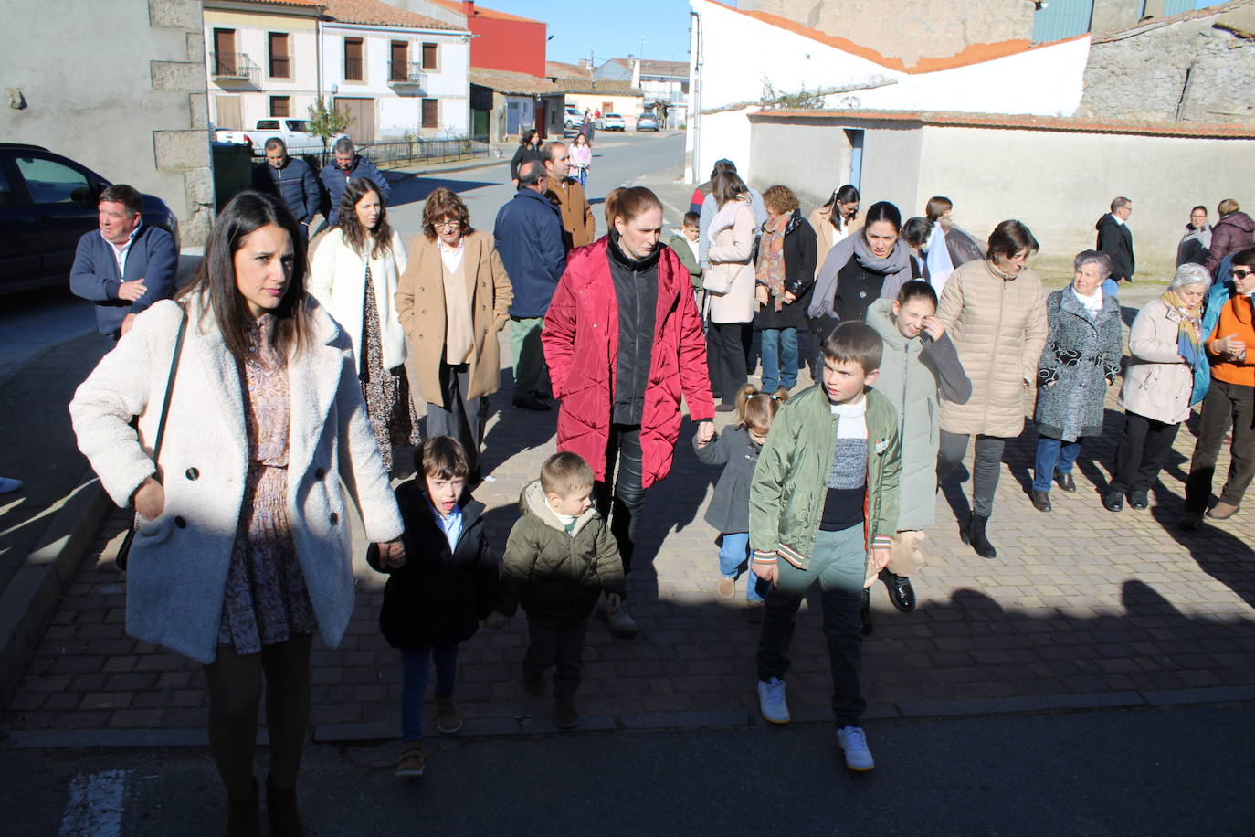 El sol anima la celebración del día de San Antón en Peromingo