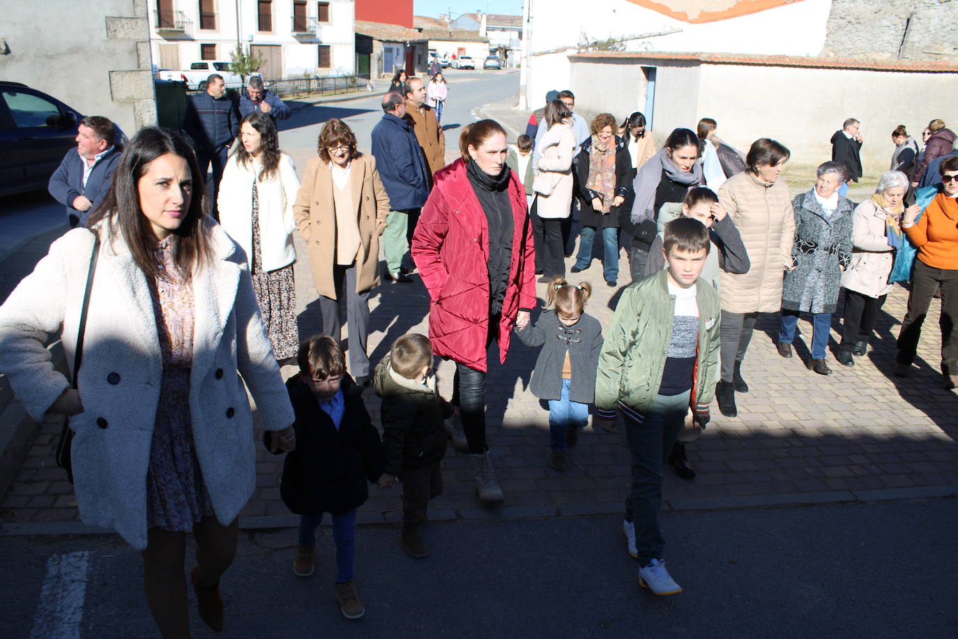 El sol anima la celebración del día de San Antón en Peromingo