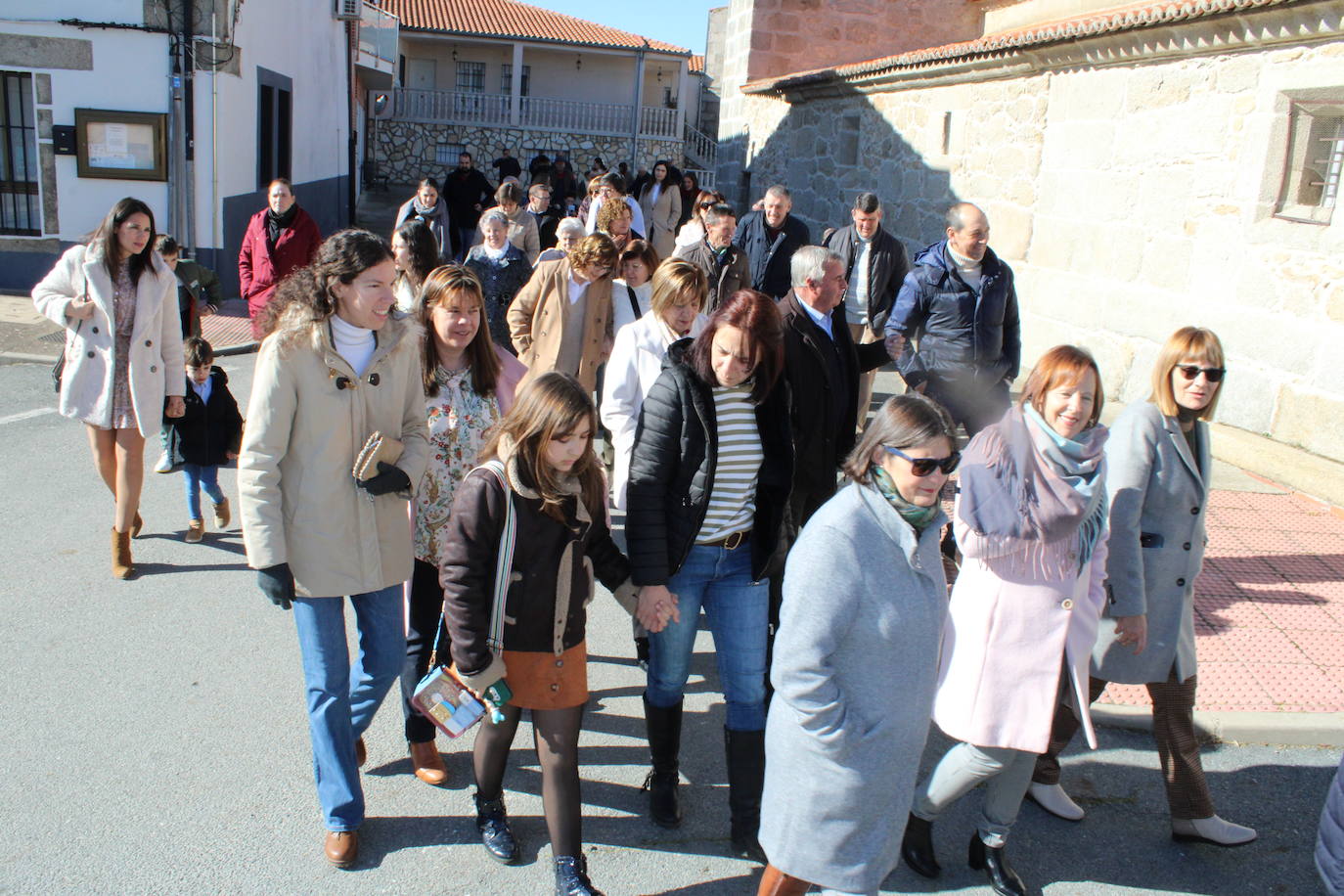 El sol anima la celebración del día de San Antón en Peromingo