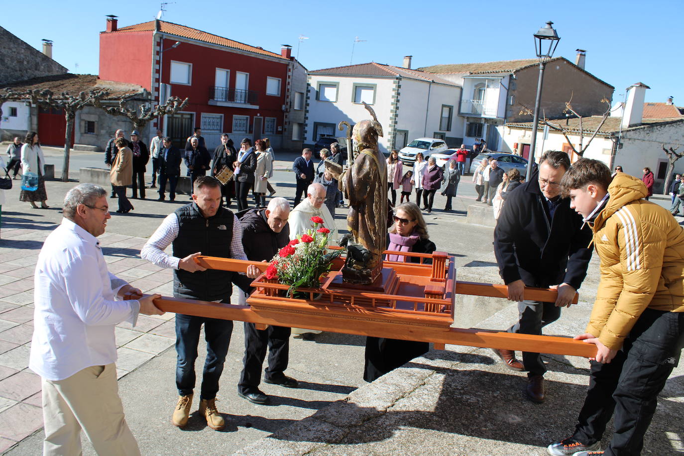 El sol anima la celebración del día de San Antón en Peromingo