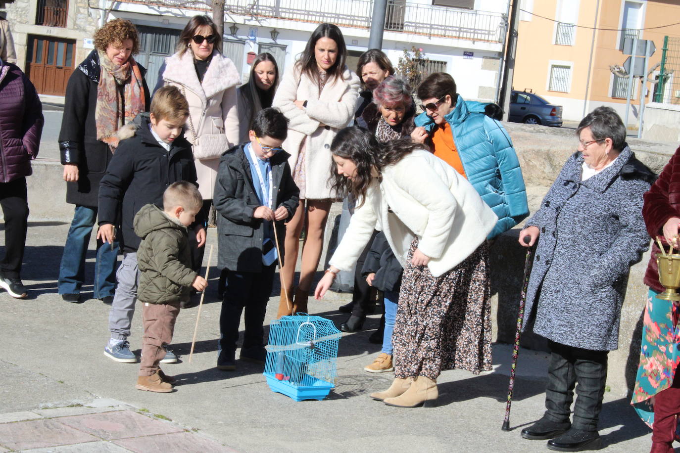 El sol anima la celebración del día de San Antón en Peromingo