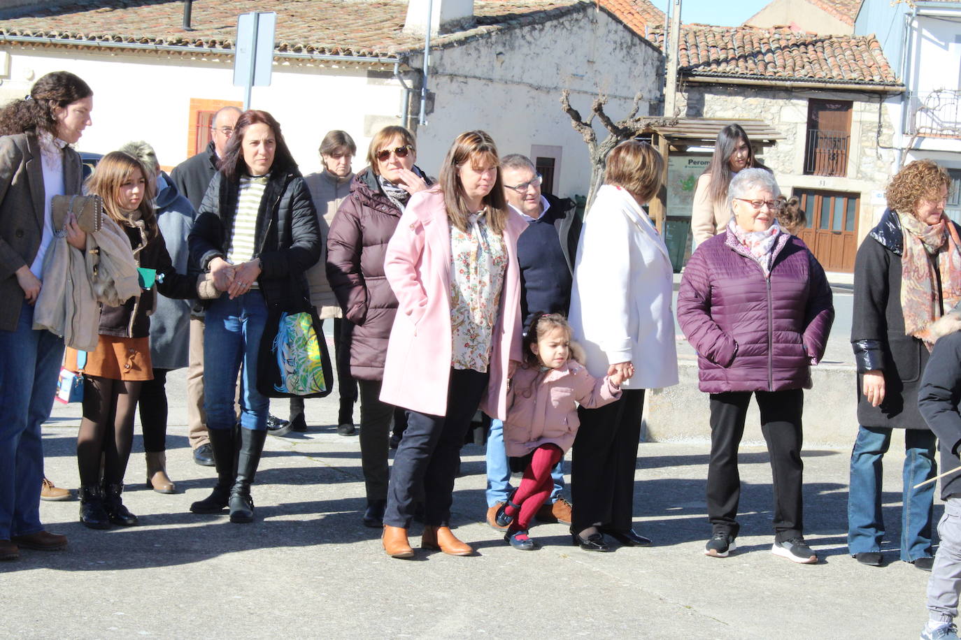 El sol anima la celebración del día de San Antón en Peromingo