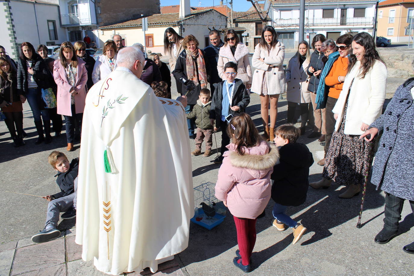 El sol anima la celebración del día de San Antón en Peromingo