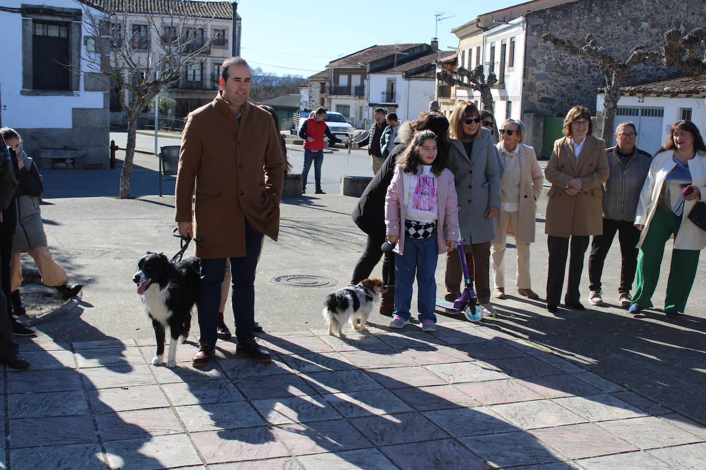 El sol anima la celebración del día de San Antón en Peromingo