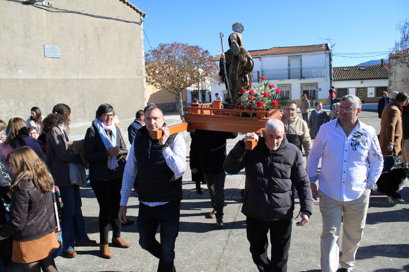 El sol anima la celebración del día de San Antón en Peromingo