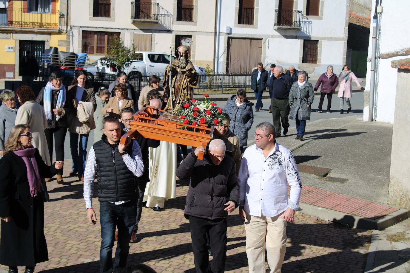 El sol anima la celebración del día de San Antón en Peromingo