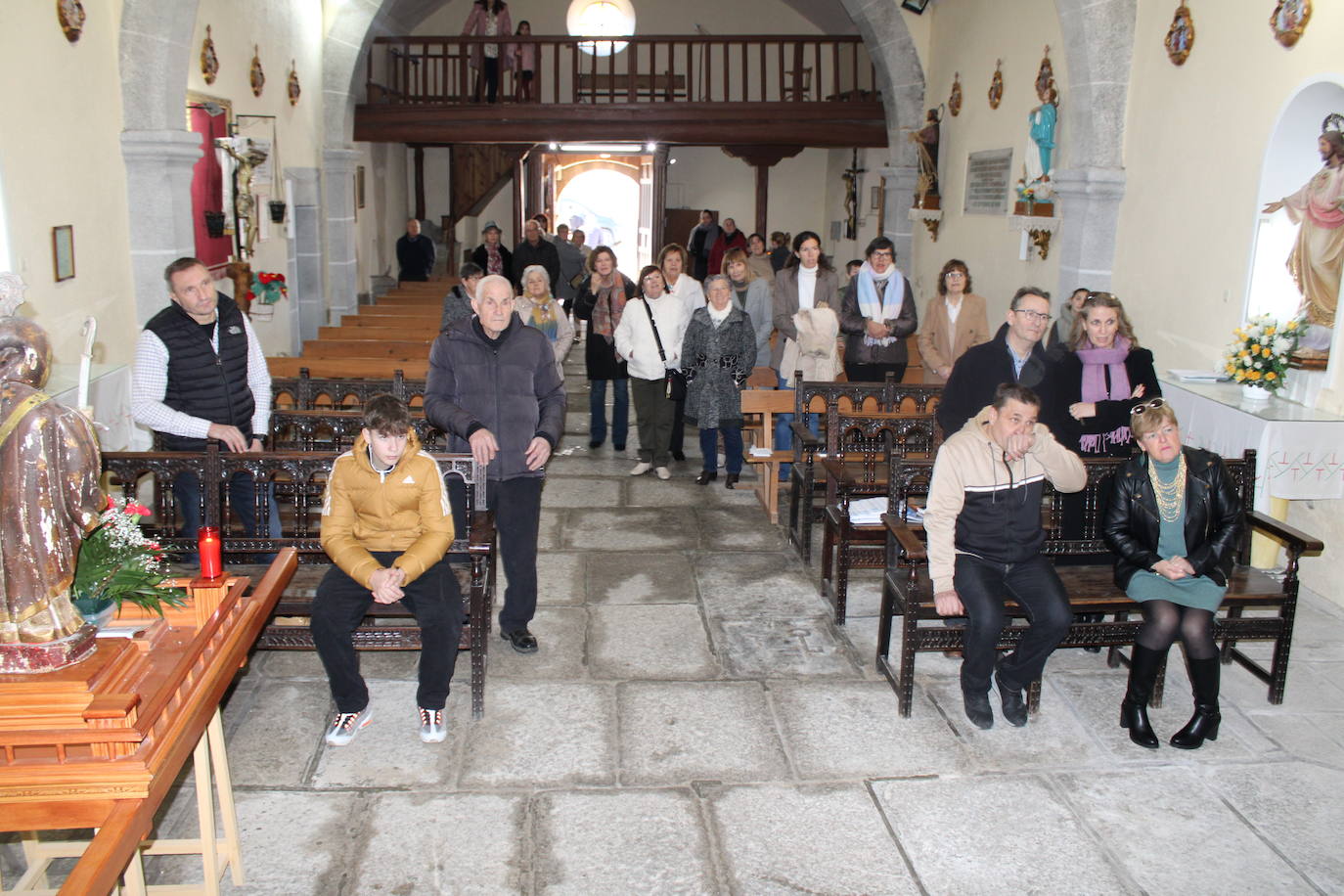 El sol anima la celebración del día de San Antón en Peromingo