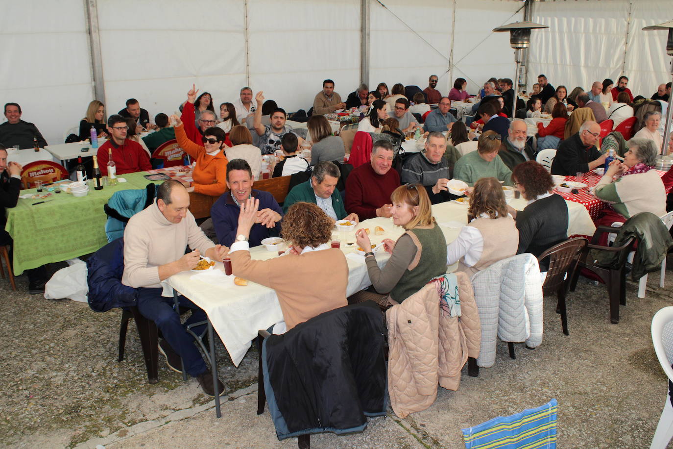 El sol anima la celebración del día de San Antón en Peromingo