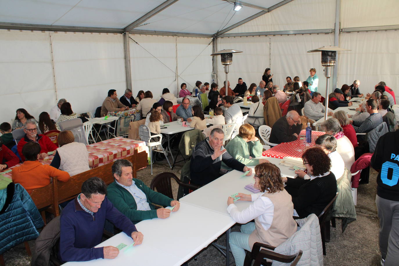 El sol anima la celebración del día de San Antón en Peromingo