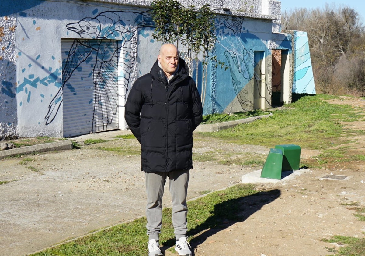 El edil de Turismo, Juan Carlos Bueno, junto a uno de los puntos de luz.