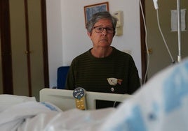 Marcelina López, junto a una cama de la Unidad de Paliativos en el Hospital de Los Montalvos.