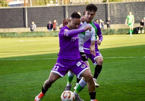 Juancho protege el balón en La Planchada.