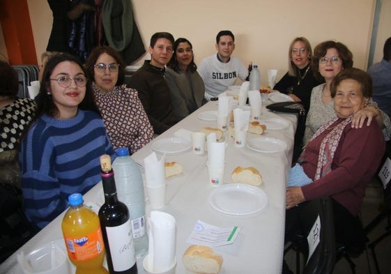 Una de las familias en la comida de las fiestas de Calzada de Don Diego