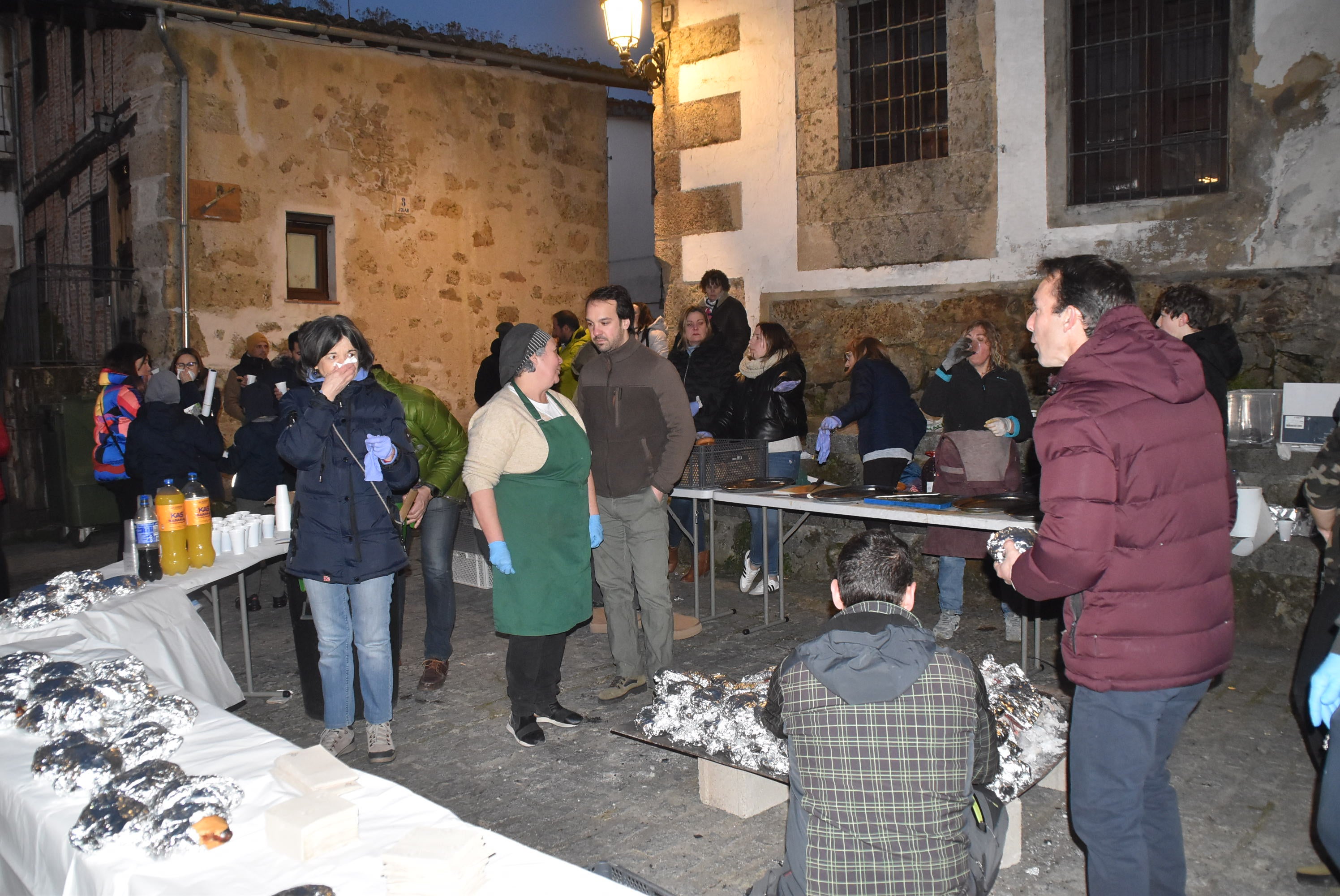 Reparto de manteladas en Candelario para revivir la tradición del día del chorizo