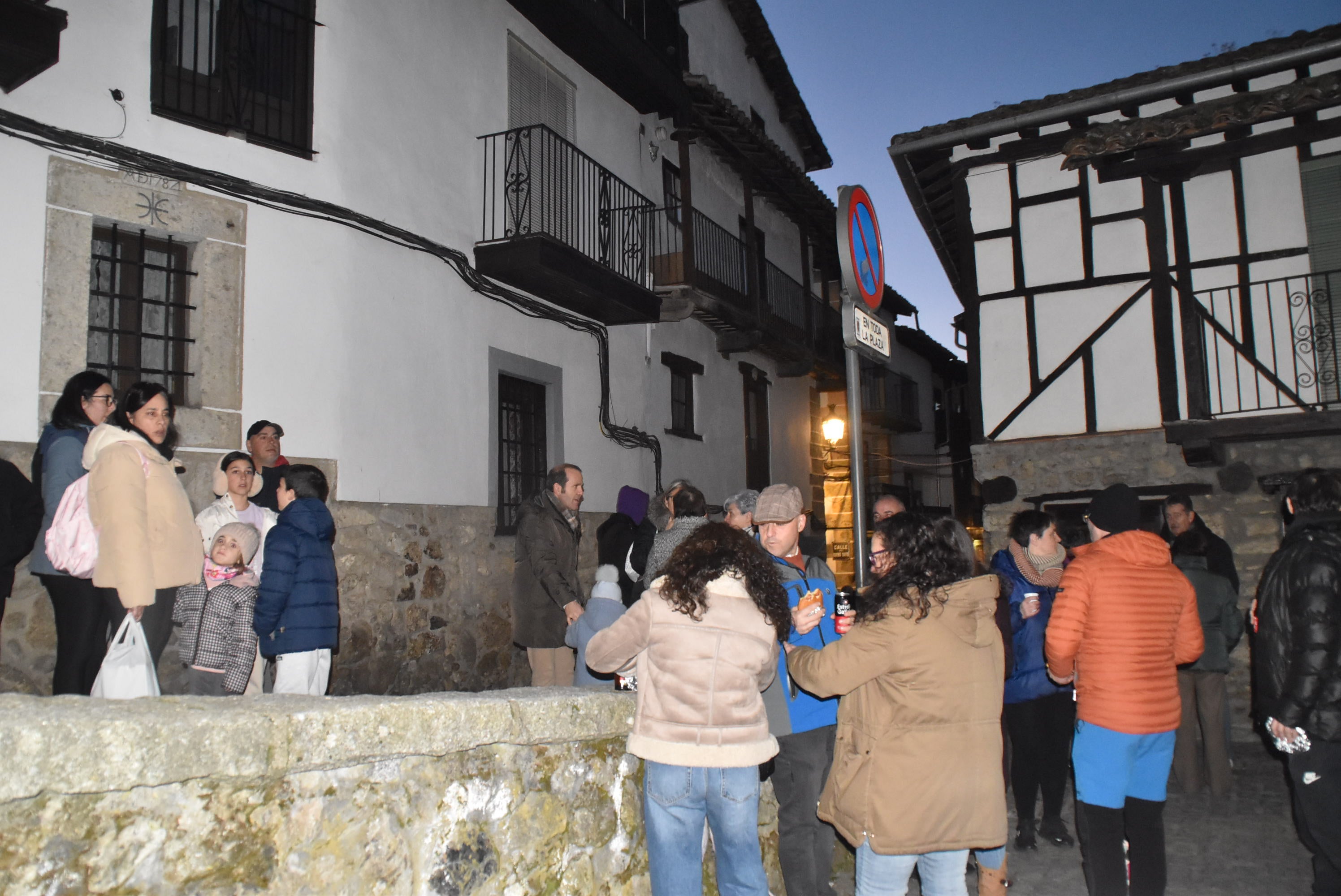 Reparto de manteladas en Candelario para revivir la tradición del día del chorizo