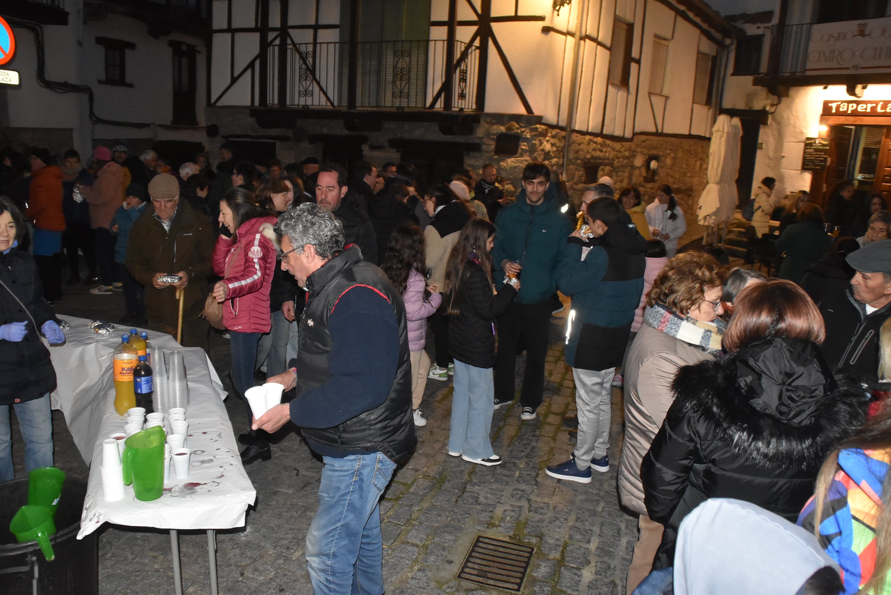 Reparto de manteladas en Candelario para revivir la tradición del día del chorizo