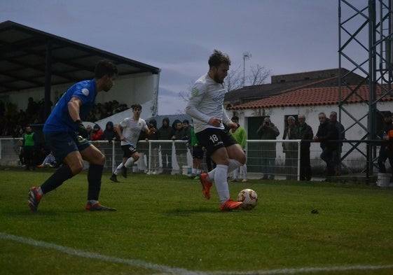 Álex Pérez, del Ciudad Rodrigo, en el choque de este domingo frente al Villaralbo.