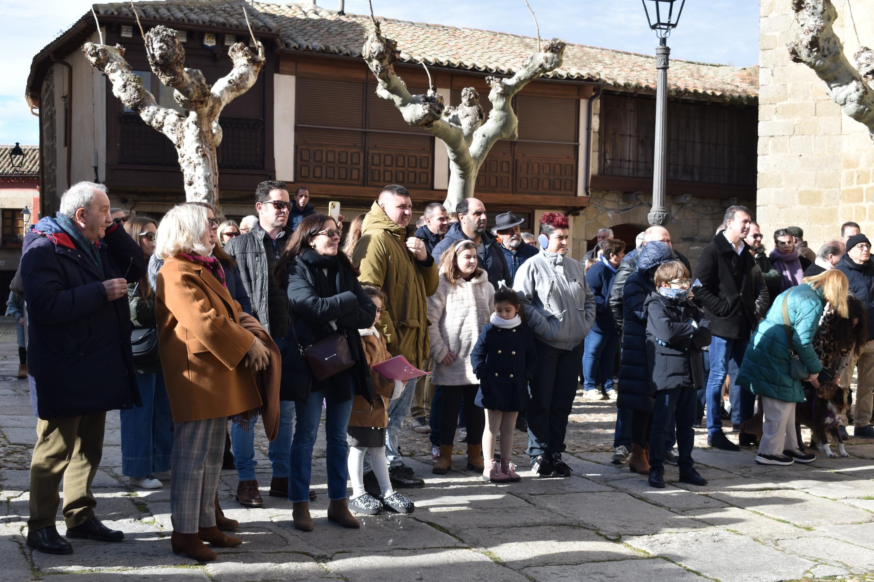 Gallos por 53 euros o una garrafa de aceite por 59: así ha sido la subasta de San Antón en Ledesma