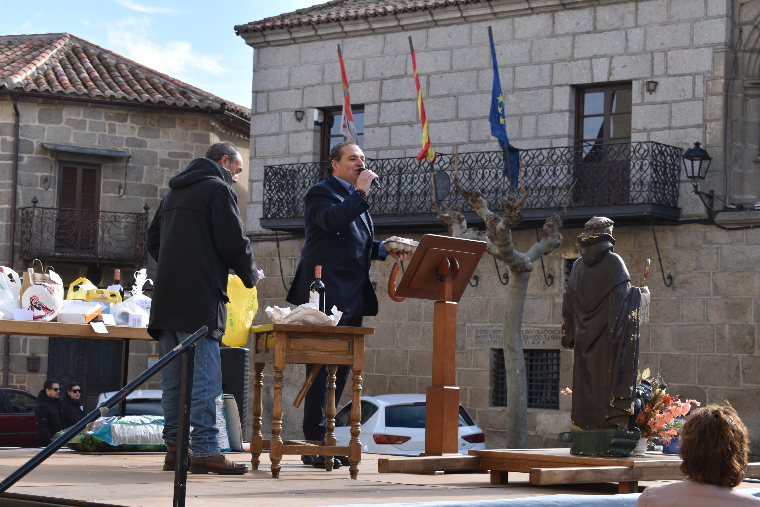 Gallos por 53 euros o una garrafa de aceite por 59: así ha sido la subasta de San Antón en Ledesma