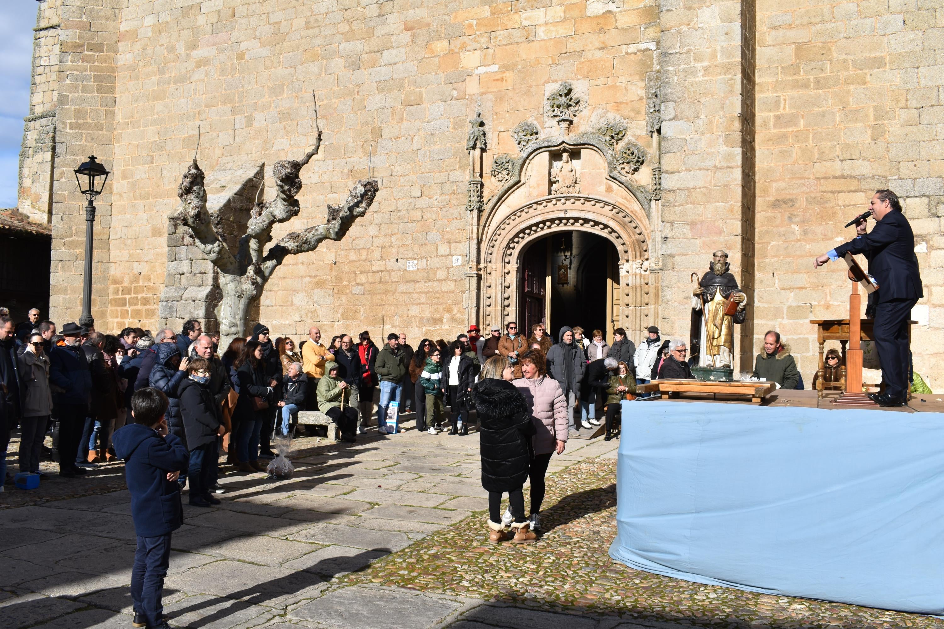 Gallos por 53 euros o una garrafa de aceite por 59: así ha sido la subasta de San Antón en Ledesma