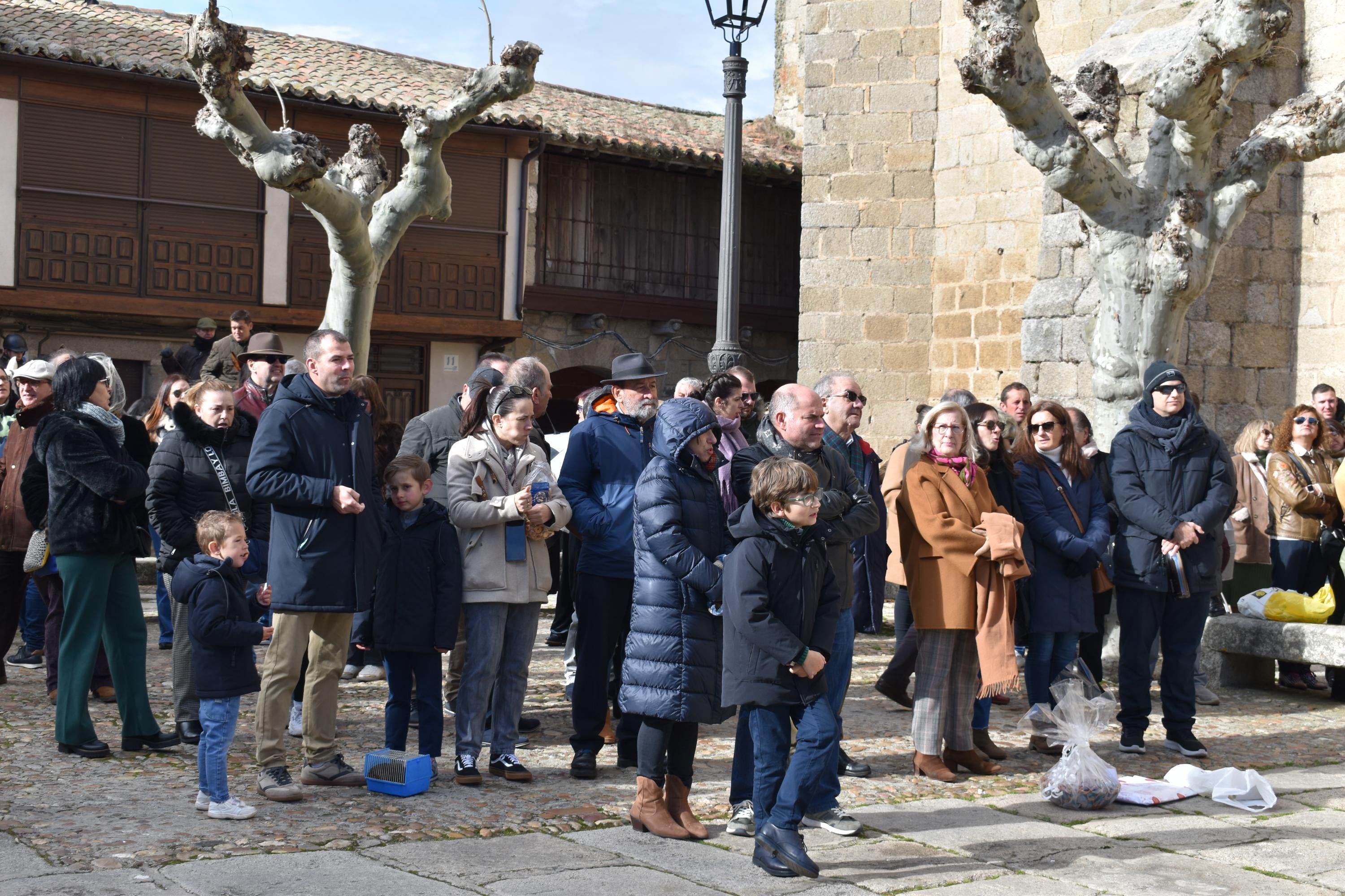 Gallos por 53 euros o una garrafa de aceite por 59: así ha sido la subasta de San Antón en Ledesma