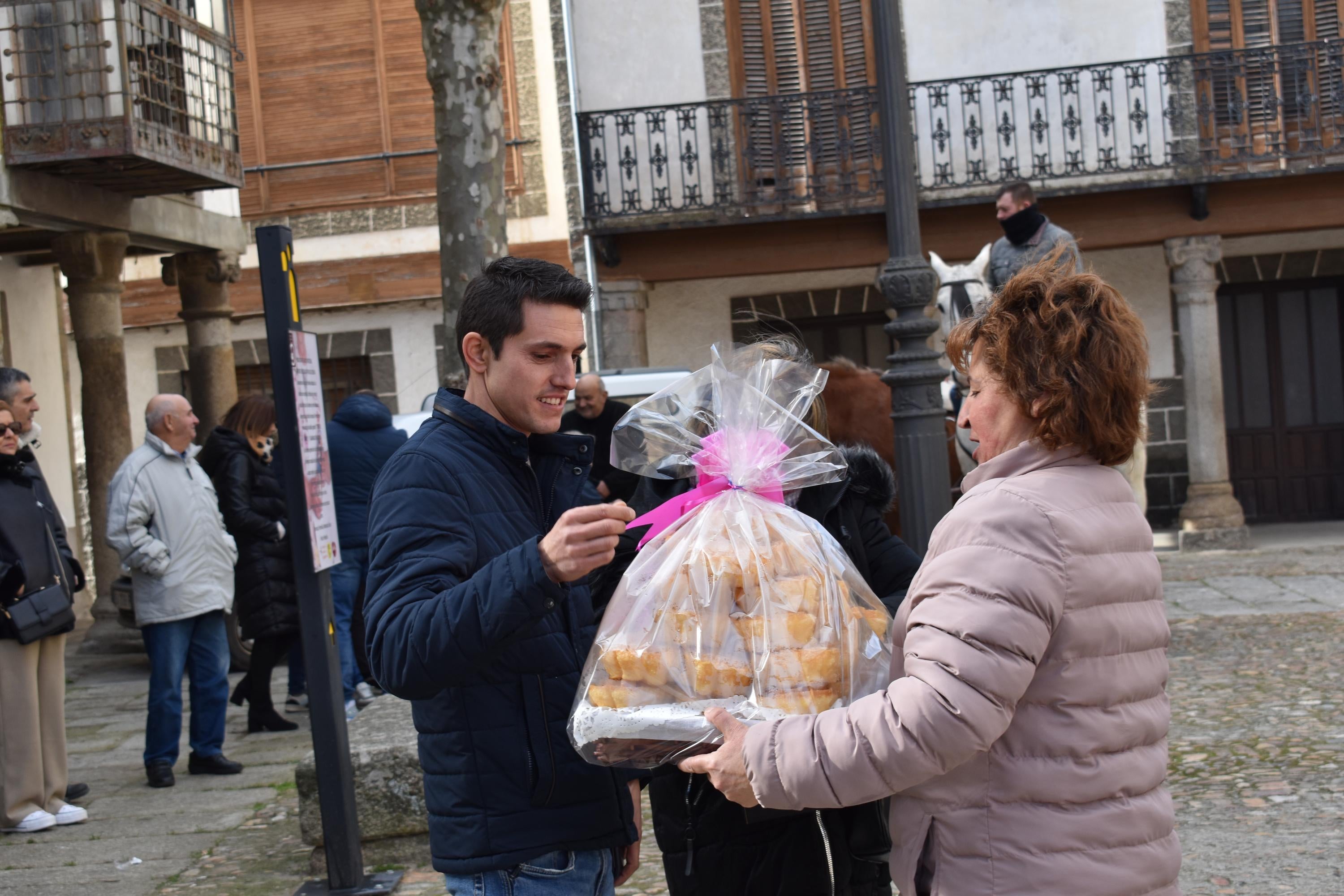 Gallos por 53 euros o una garrafa de aceite por 59: así ha sido la subasta de San Antón en Ledesma