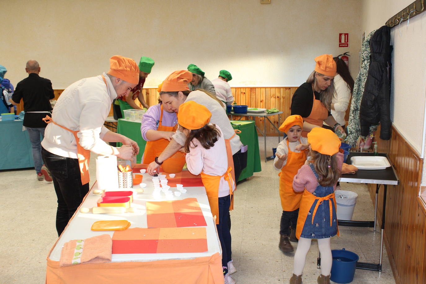 Niños y mayores disfrutan del final festivo en Fresnedoso