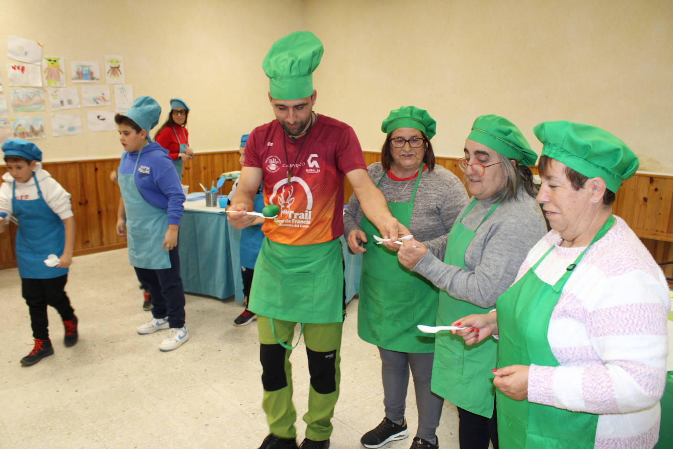 Niños y mayores disfrutan del final festivo en Fresnedoso