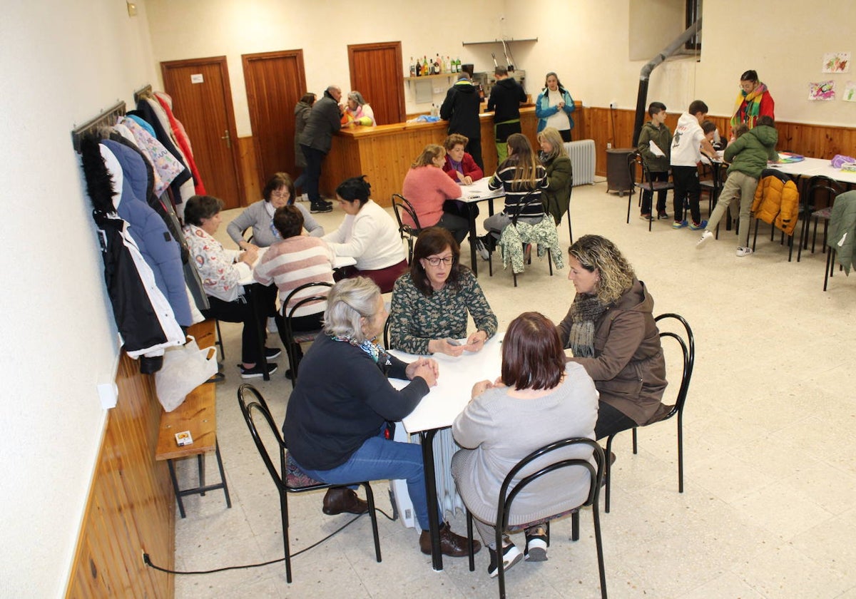 Niños y mayores disfrutan del final festivo en Fresnedoso