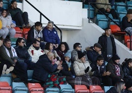 Aficionados del Salamanca UDS viendo un choque de esta temporada en Tribuna.