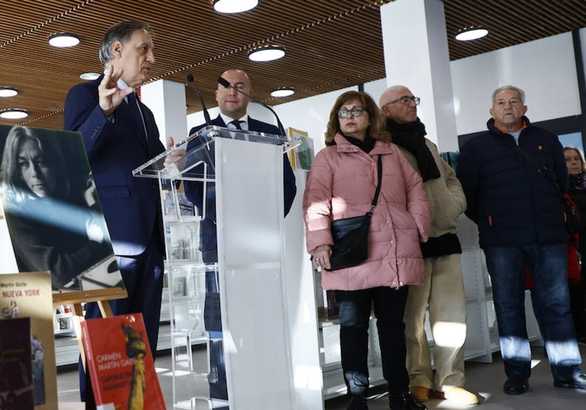 El alcalde de la ciudad, Carlos García Carbayo, durante el acto de inauguración de la biblioteca municipal Carmen Martín Gaite.