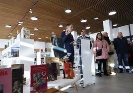 El alcalde de la ciudad, Carlos García Carbayo, durante el acto de inauguración de la biblioteca municipal Carmen Martín Gaite.