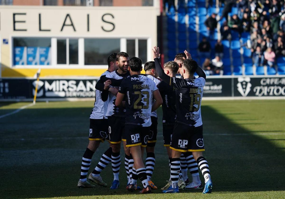 Celebración del primer gol de Carlos de la Nava.