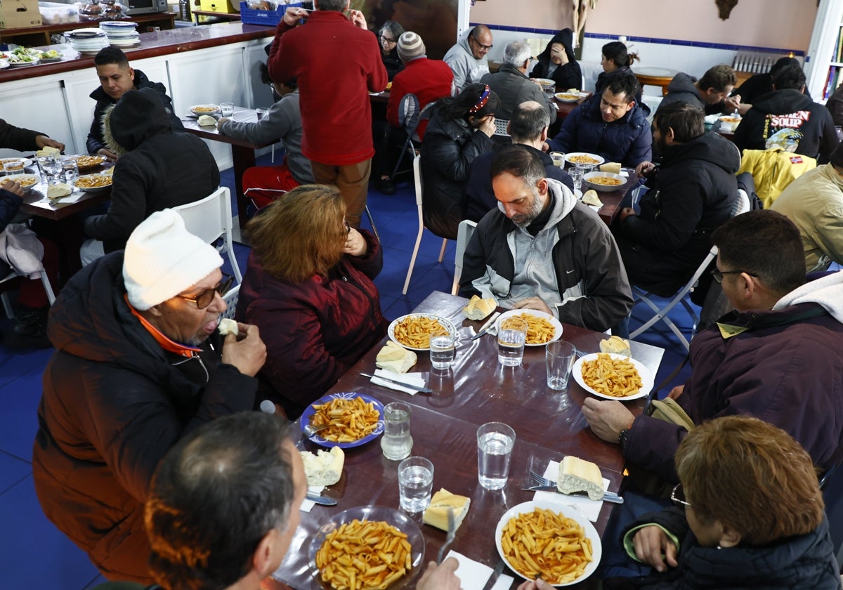 Decenas de personas acudieron este lunes a comer un plato de pasta al local, situado en el paseo de la Estación, número 73.