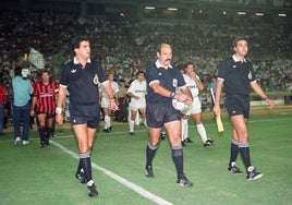 Ramos Marcos, en el centro, antes de arbitrar un Real Madrid-Milan.