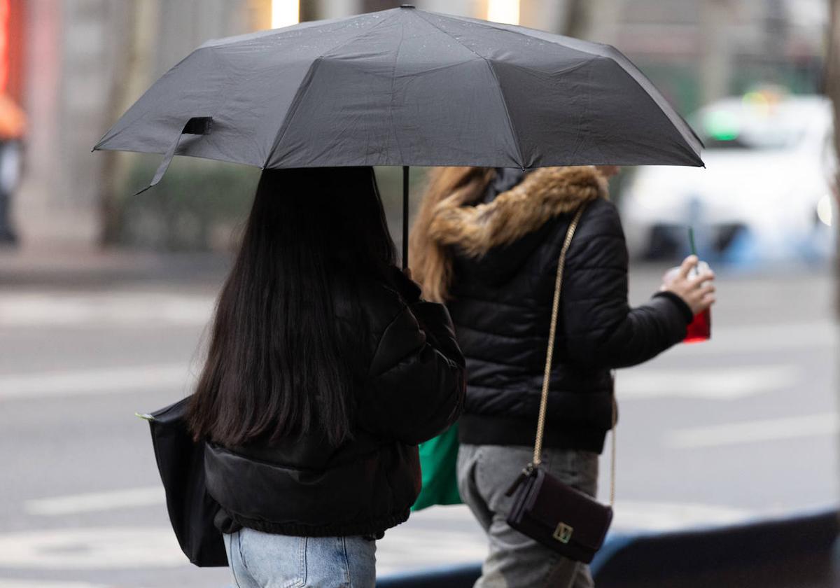 Personas con paraguas bajo la lluvia durante la llegada de la borrasca.