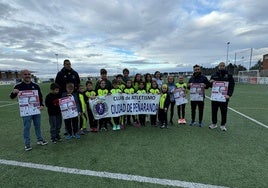 Miembros del Club de Atletismo 'Ciudad de Peñaranda' con el cartel de la Milla Solidaria.