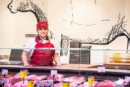 Mariela trabaja en la carnicería de un supermercado gracias al programa Incorpora