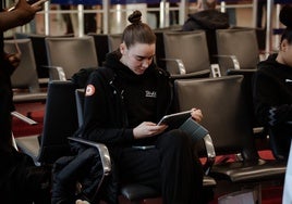 Pauline Astier, jugadora del Bourges, en el aeropuerto antes de volar a España.