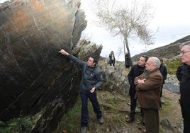 Juan Manuel Corchado, Gonzalo Santonja y Santiago García-Jalón de la Lama visitando el yacimiento